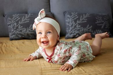 Ropa bonita para bebe niña feliz