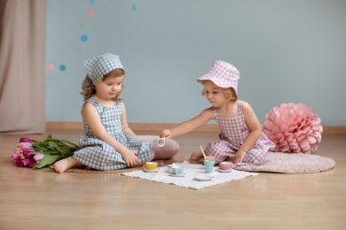 Vestidos a cuadros a juego con sombrero para niñas