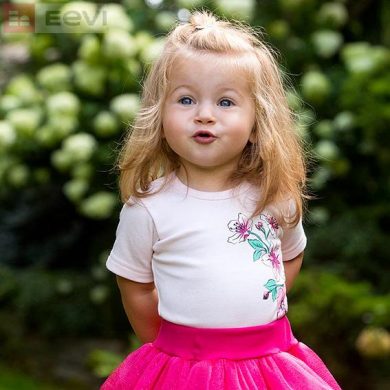 Conjunto rosa con flores para niña rubia